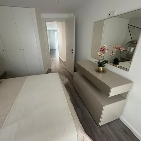 Com 4 Quartos E Piscina Em Apartament *